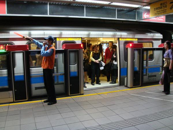 20160519165537_3_1280px-TaipeiMetro-PlatformStaff.jpg