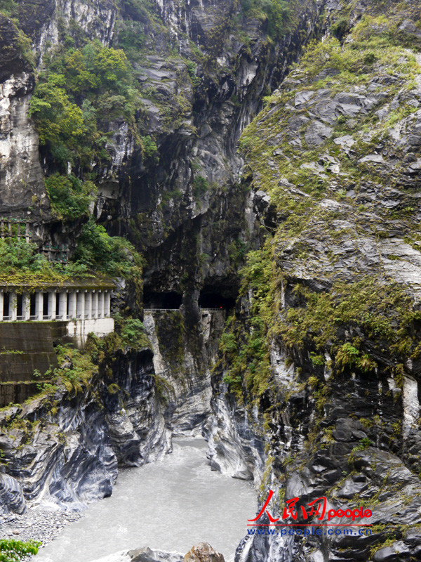 太魯閣怪石嶙峋。（劉潔妍攝）