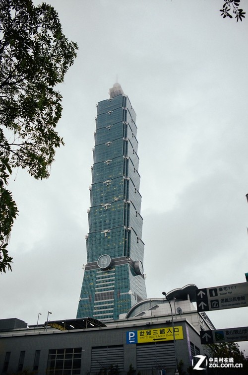 大C游世界 煙雨中爬第一高樓台北101 